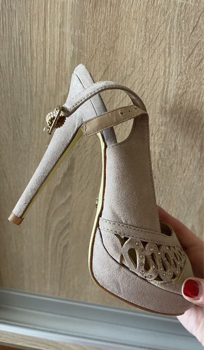 Туфлі, босоніжки