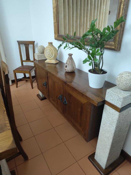 Sala de Jantar em castanho maciço