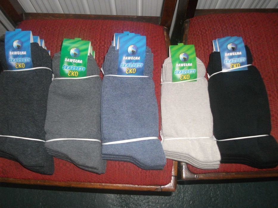 50 PAR czarnych skarpet bawełnianych.