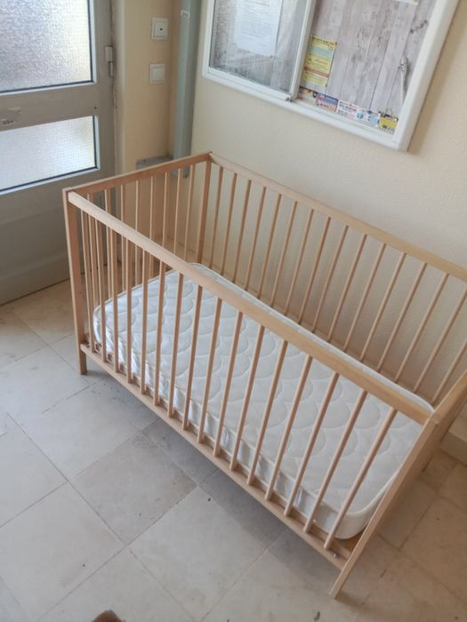 Cama de bebê com colchão
