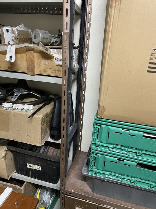 Estante metálica com gavetas e prateleiras