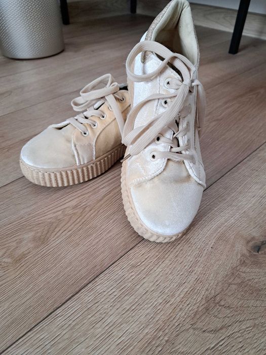 Sneakersy na platformie