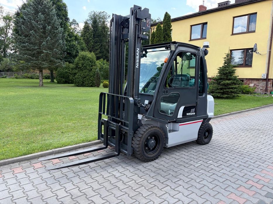 Wozek widlowy Nissan 2,5 tony LPG kabina przesuw boczny