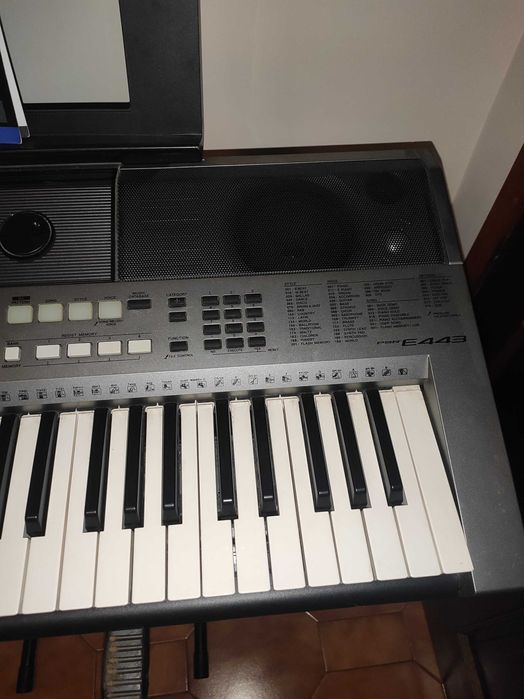 Teclado Yamaha PSR-E443