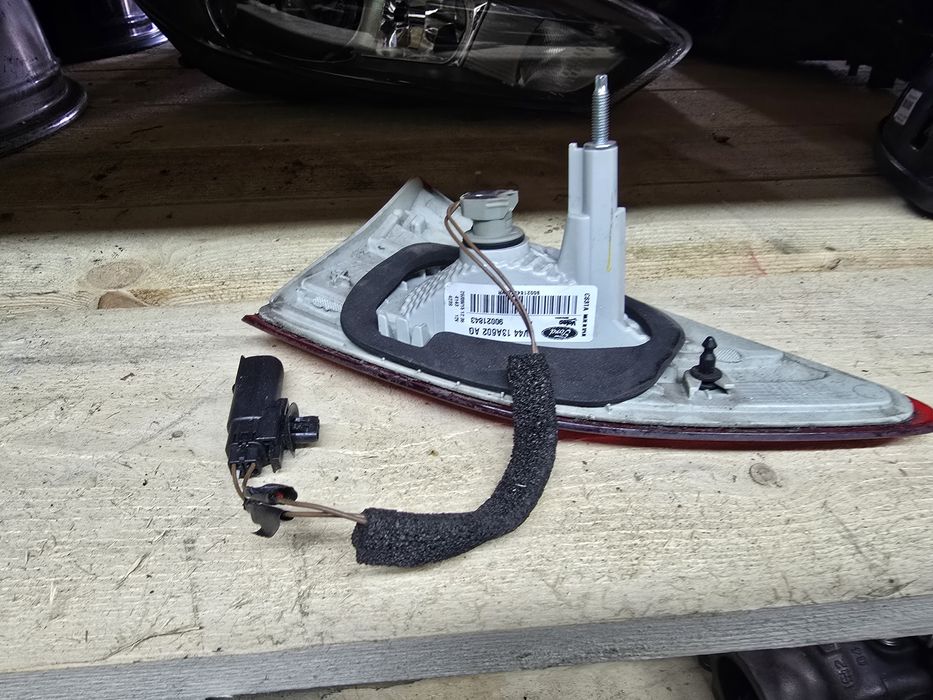 Ford Kuga MK2 EURO6 lampa prawa tył w klapę