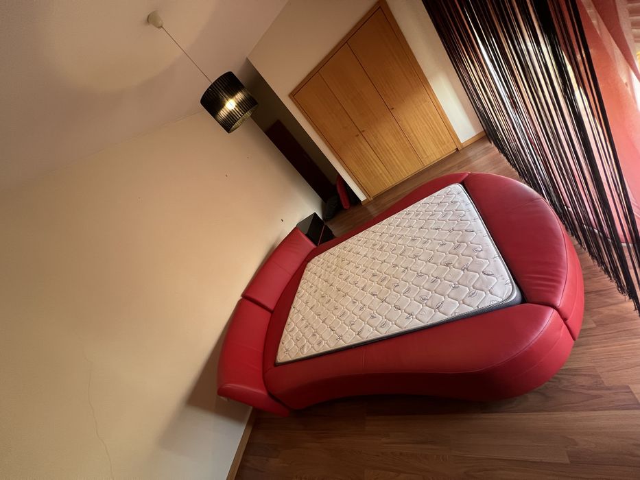 Cama casal em bom estado