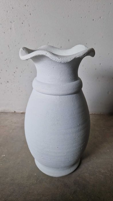 Jarra branca de cerâmica