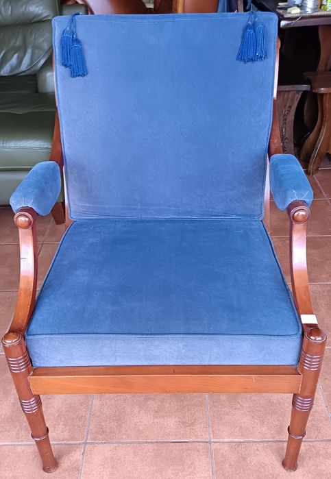 Cadeirão madeira e estofado em azul