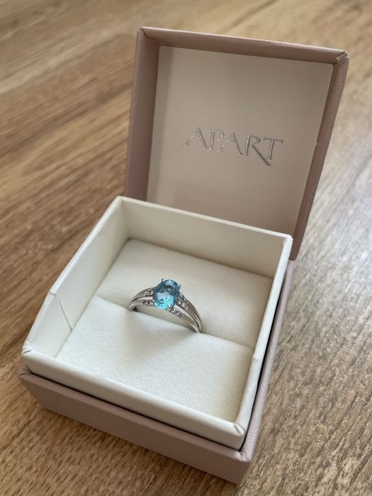 Pierścionek Apart z białego złota z brylantami i topazem