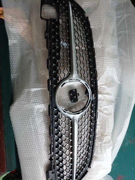 Grelha frontal Mercedes C300 de 2024
