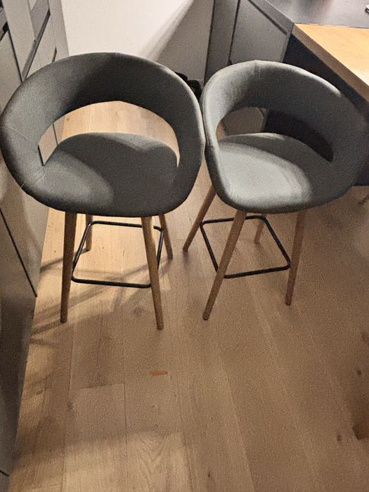 Wyspa kuchenna z hokerami