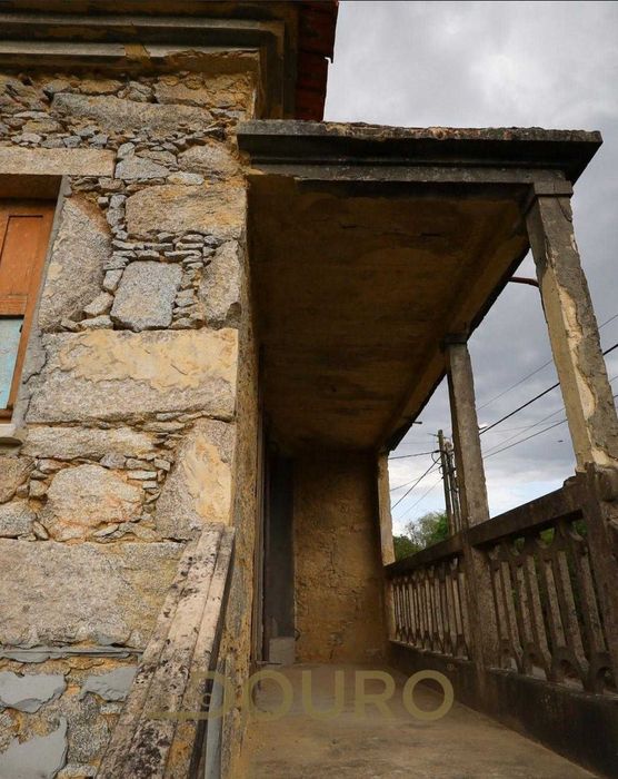 Moradia em Pedra para Restauro + Artigo rustico e Urbano