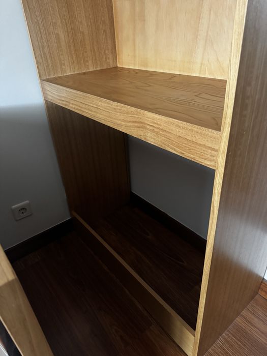 Conjunto de quarto em madeira de carvalho – cama, cómoda e estante