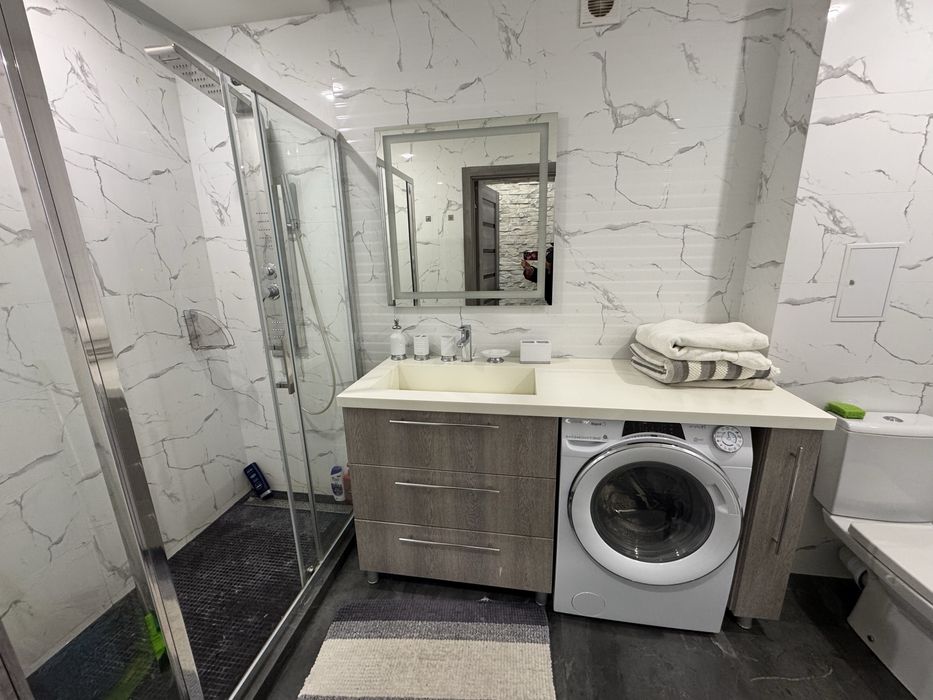 Центр. Сучасний, новий ремон, меблі, техніка. Ніхто не жив