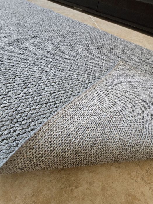 Tapete Cinzento de Textura Grossa (Estilo Bouclé / Loop Pile)