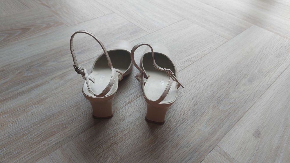 Skórzane czółenka z odkrytą piętą