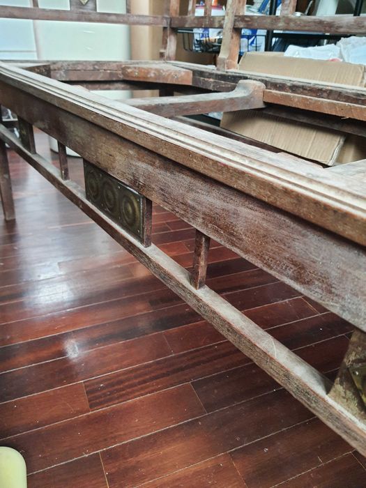 Canapé em madeira com decorações de latão