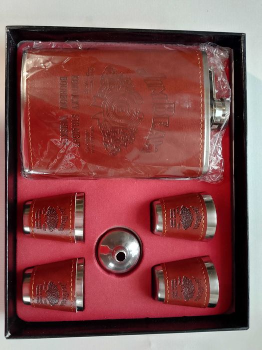 Подарунковий набір фляга і стакани.