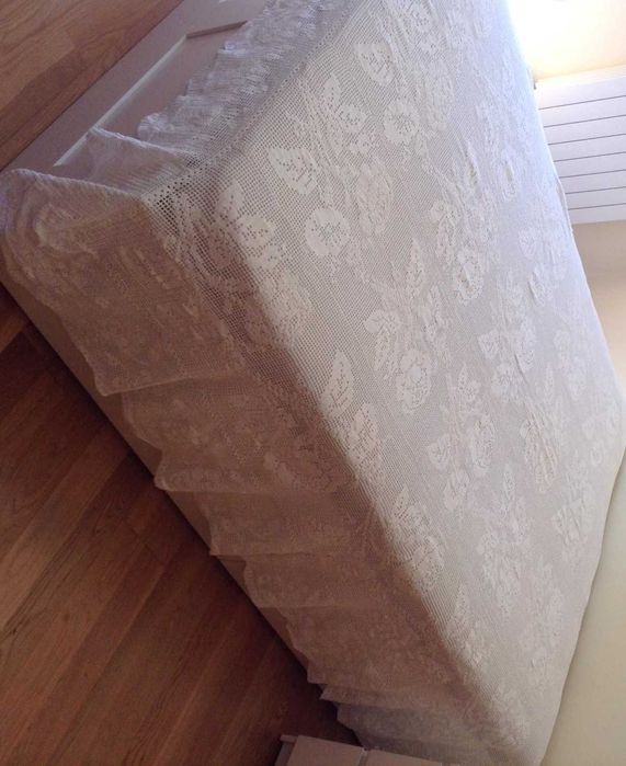 Colcha  em renda feita à mão de cama de casal