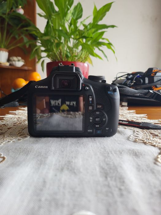 Canon 2000D + Objetiva Canon EF 18-55mm