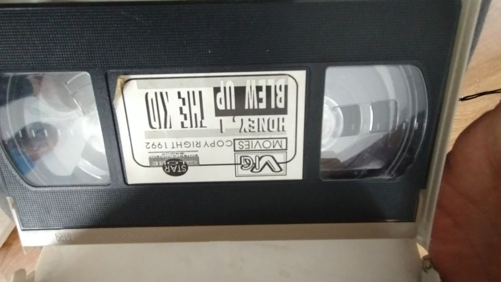4 kasety VHS state