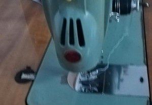 Máquina de costura marca Alfa