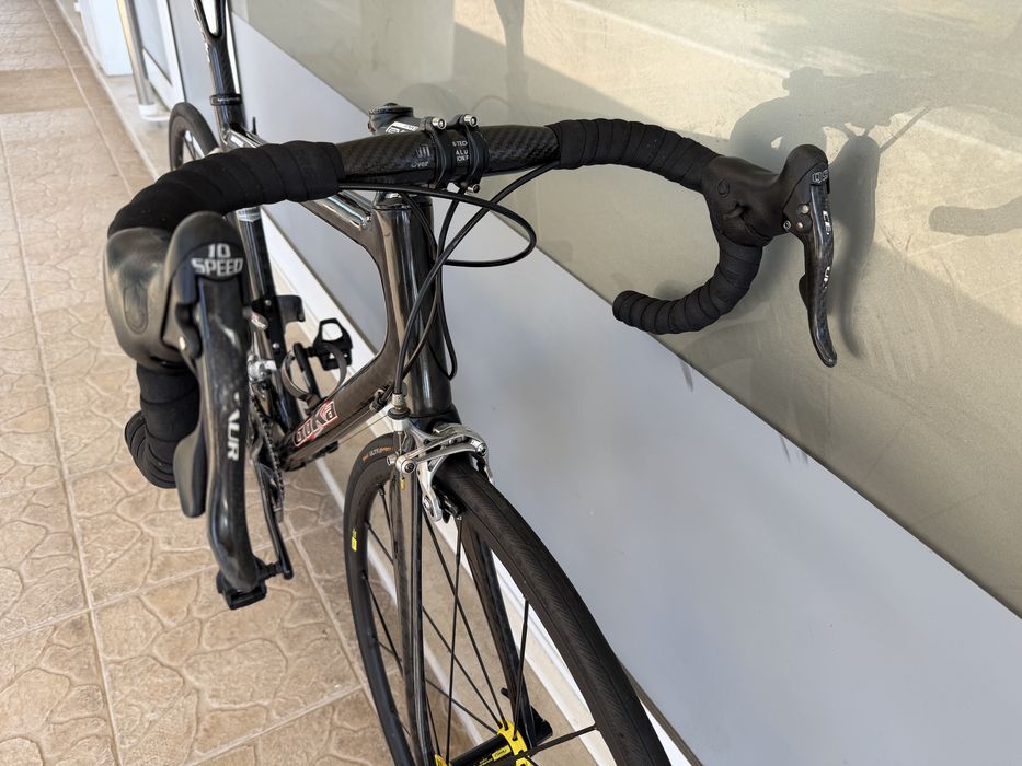 Bicicleta de estrada em carbono - Bem equipada
