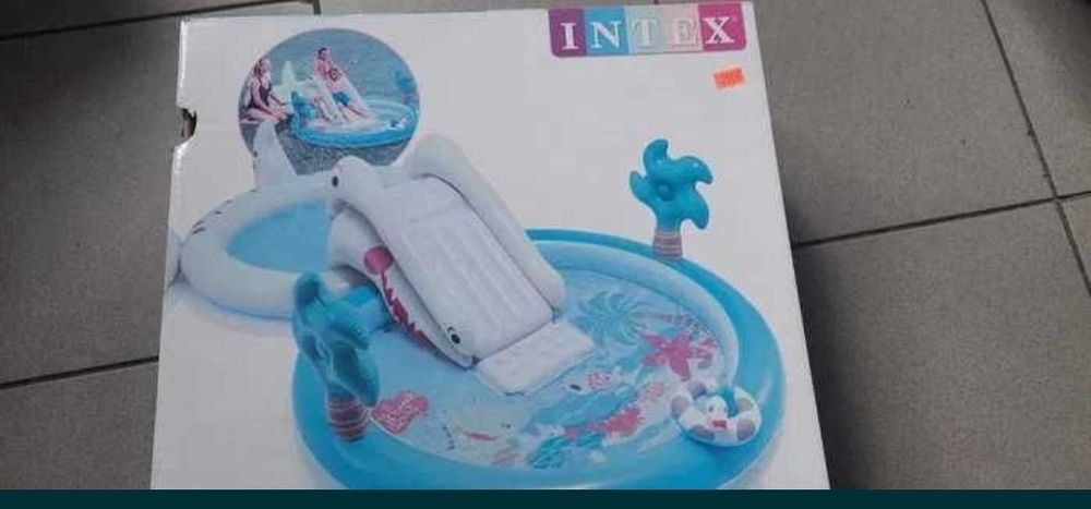 Plac zabaw ze ślizgawka do wody i grą w rzucanie krążków 323x175x74