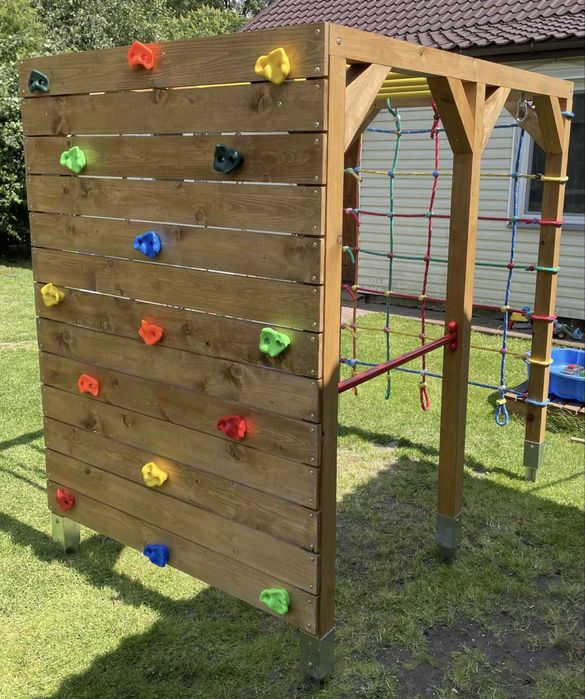 Drewniany plac zabaw, małpi gaj