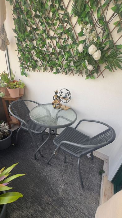 Mesa de vidro com 2 cadeiras