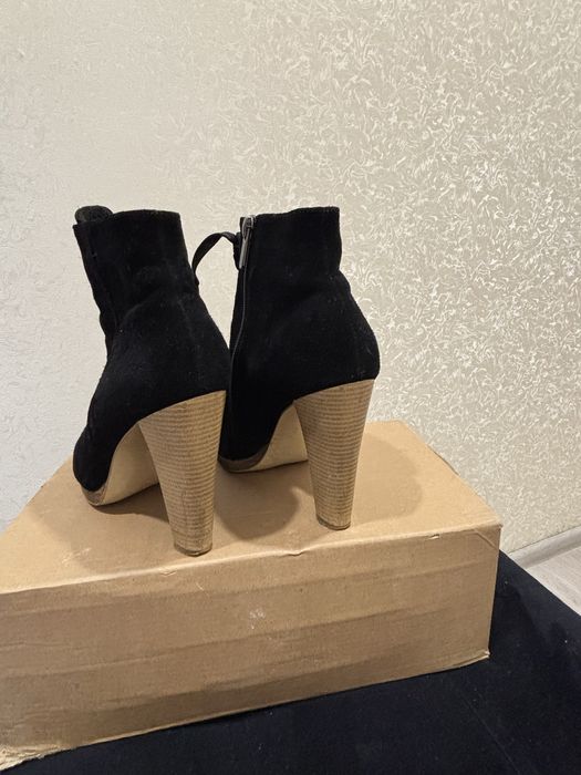 Жіноче взуття весна-осінь.Чорні,замш,39 розмір