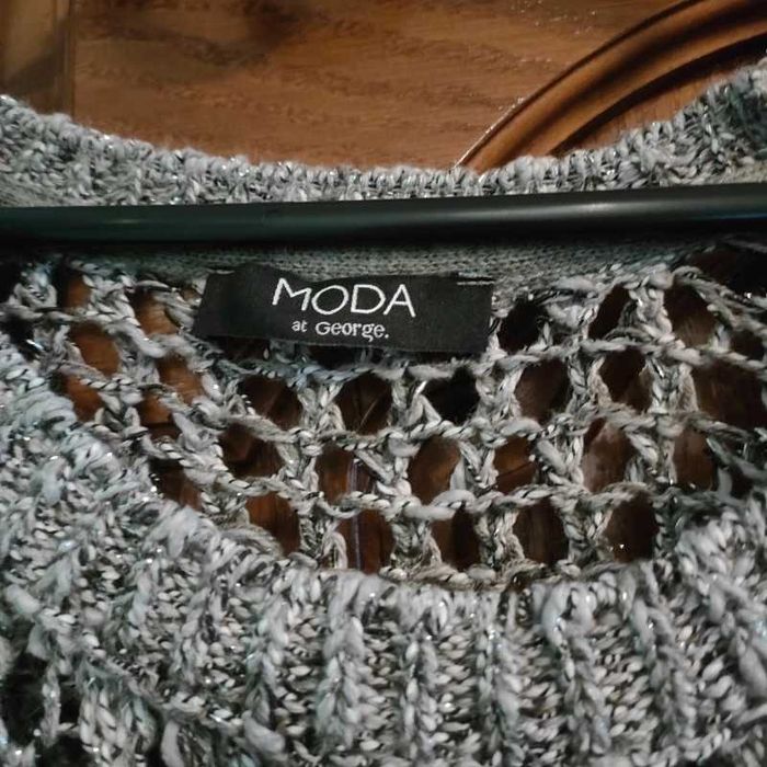 Szary ażurowy sweter