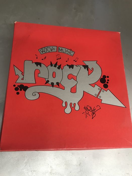 Caixa com bonecos de loiça do rock dos guns and roses