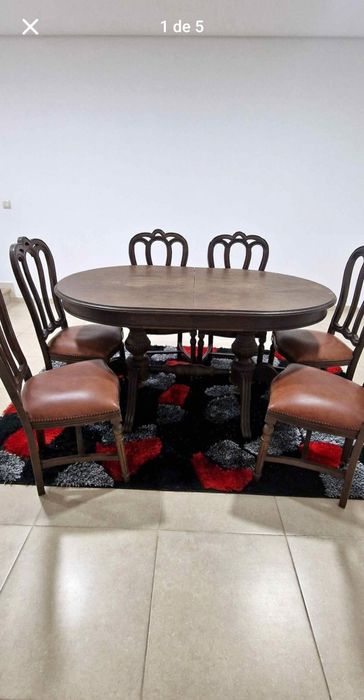 Mesa e cadeiras de madeira antiga