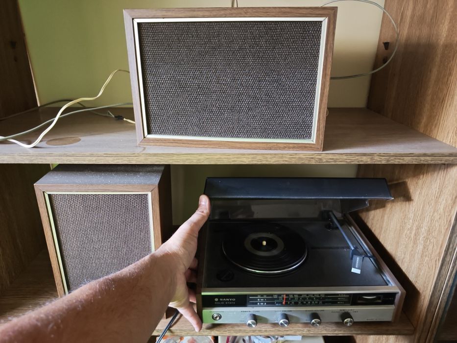 Rádio e gira discos SANYO e respetivas colunas