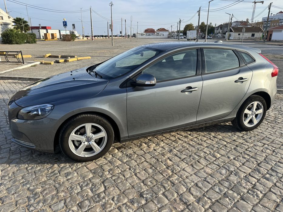 Volvo V40 D2 com 25 mil km
