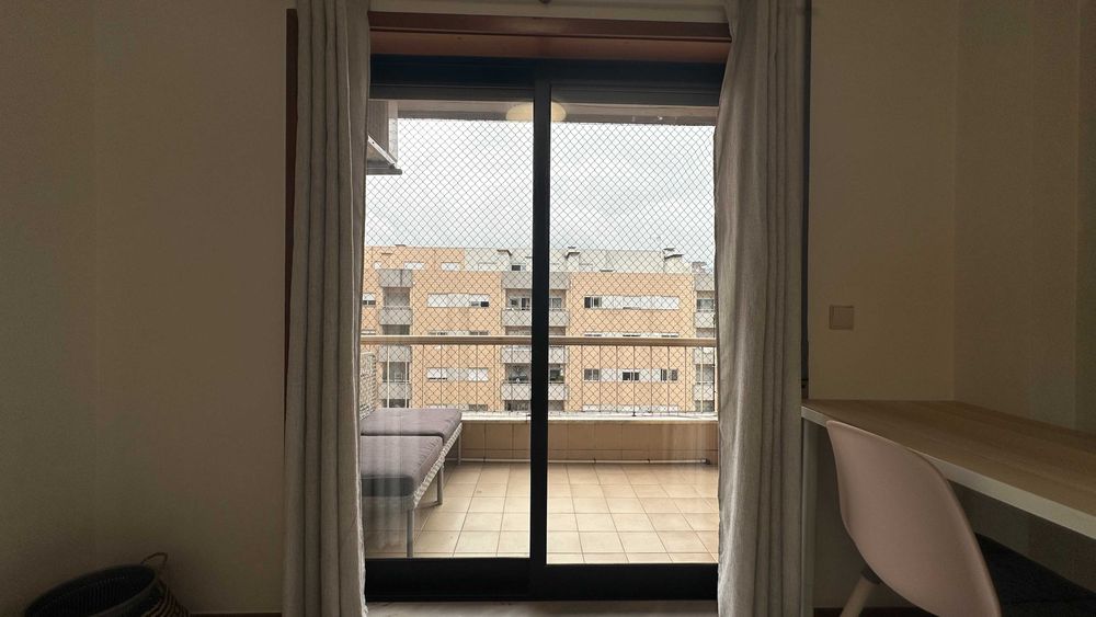 Arrendo quarto com varanda e Ar condicionado