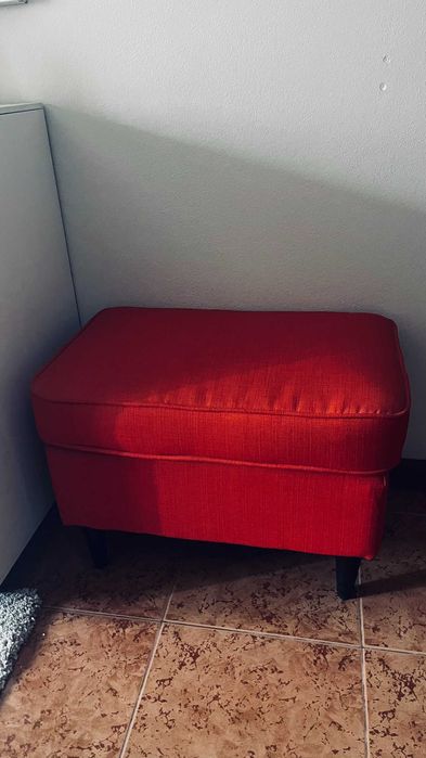 Poltrona + Pousa‑Pés IKEA STRANDMON – Vermelho | Semi‑Novo
