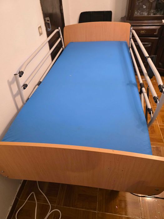 Cama hospitalar eletrica seminova mais colchão e bomba.