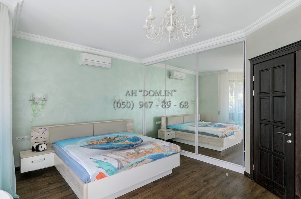 Сучасний будинок біля річки