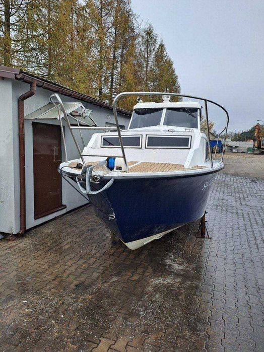 Łódź motorowa kabinowa