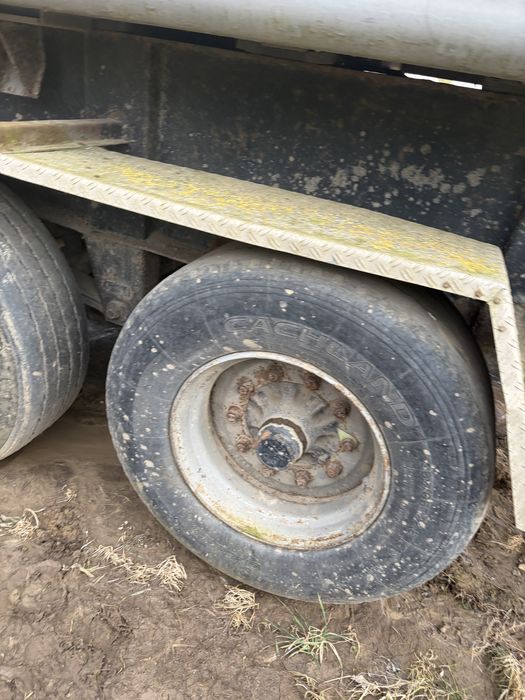 Osie od naczepy z kołami