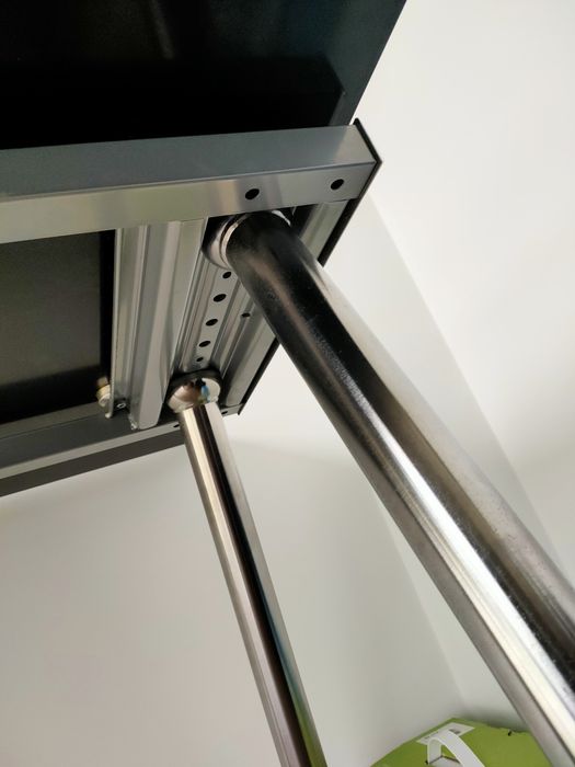 Mesa escritório robusta com tampo vidro escurecido