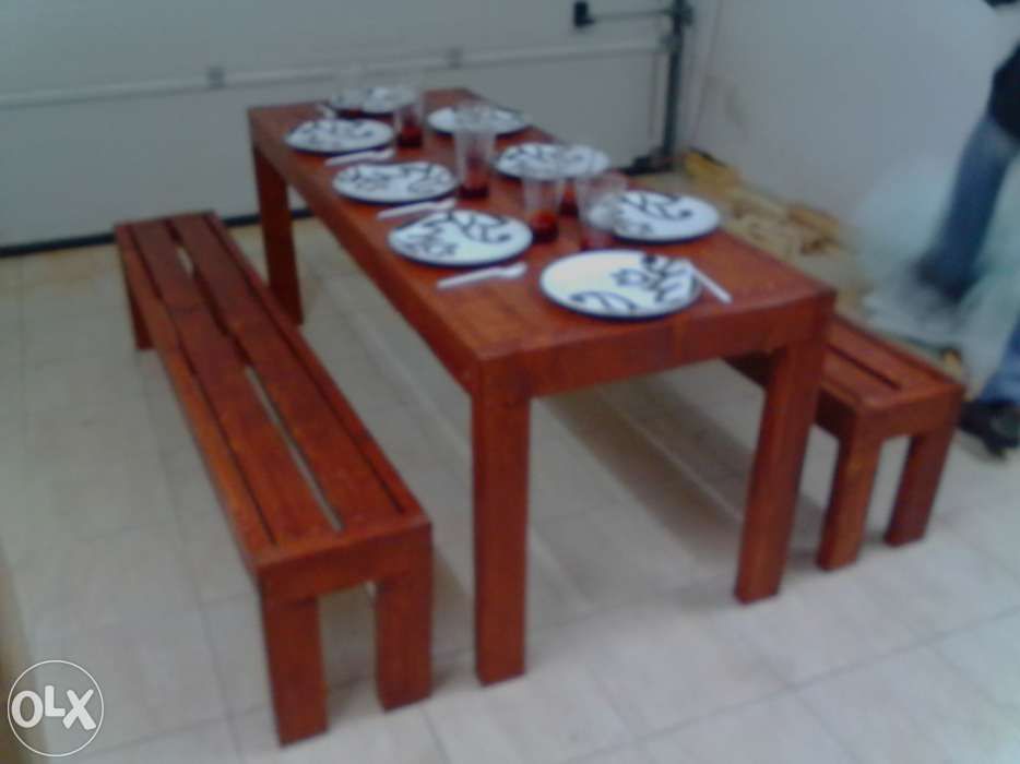 Conjunto de mesa e bancos