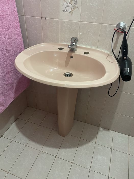 Lavatorio de casa de banho em cor de rosa
