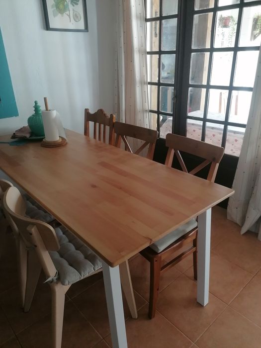 Mesa de jantar em madeira