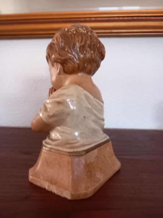 Busto antigo de criança