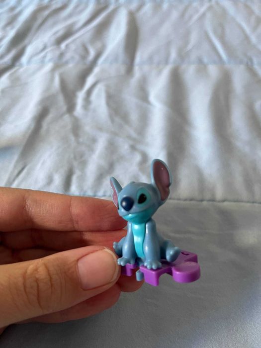 Figura Stitch Disney 100 com peça de puzzle roxa
