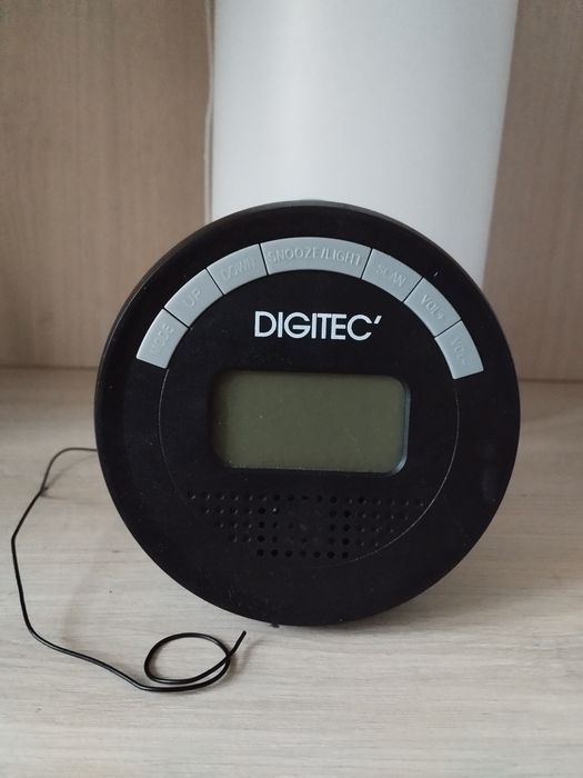 Годинник+ радіо чорного кольору