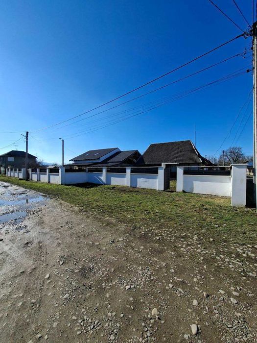 Продається двоповерховий будинок в с. Руське Поле.